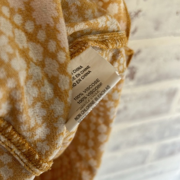 O'Neill Women's Katy Romper Woven Yellow Floral Shorts Plunge Back Size Small - Picture 9 of 10